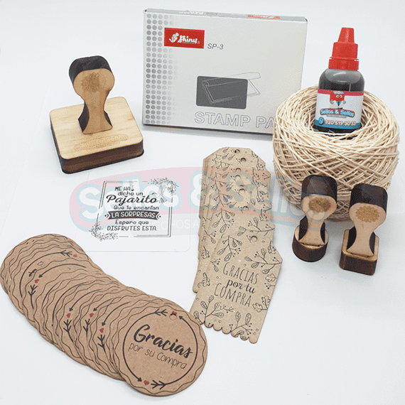 Combo sellos de madera 6x6 cm. Incluye almohadilla y 50 etiquetas gratis - Sellos y Sellos 